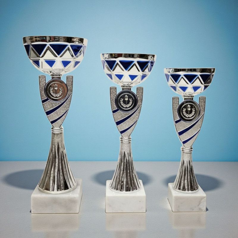 3er-Pokalset „Kain“ mit facettierter Schale in Silber-Blau-Optik, geschwungenem Mittelteil mit Emblemhalter und Marmorsockel,