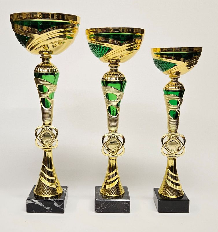Pokal-Set „Pascal“ in Gold-Grün mit strukturierter Schale, Ziermittelteil und schwarzem Marmorsockel, drei Größen