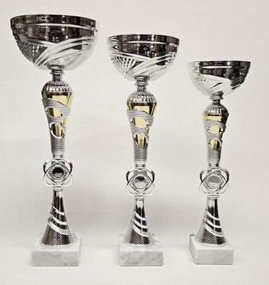 Pokal-Set „Louis“ in Silber mit silberfarbenem Ziermittelteil, strukturierter Schale und hellem Marmorsockel, drei Größen