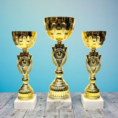 Pokal Pokal-Set „Paul“ in Gold mit klassischer Schale, Emblemhalter im Mittelteil und hellem Marmorsockel, drei Größen