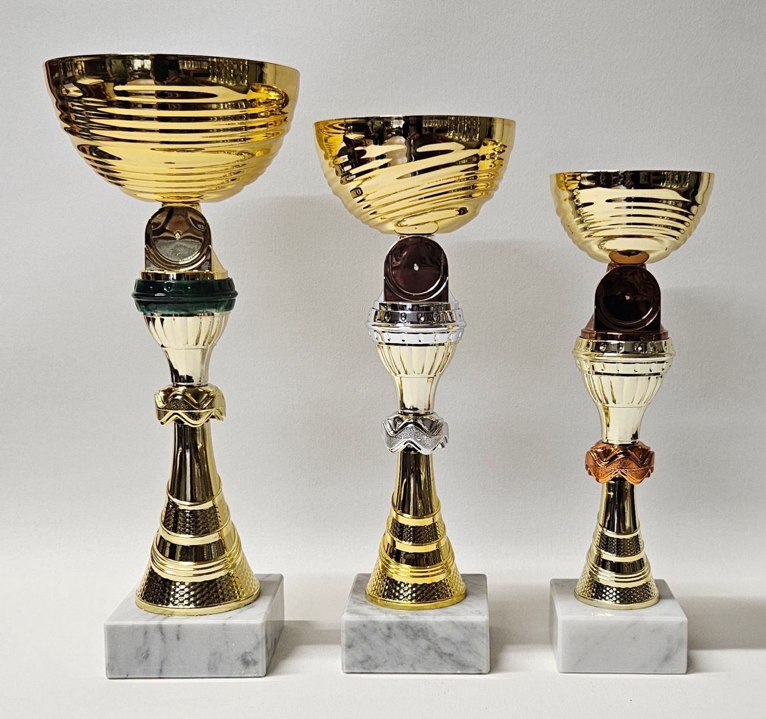 Pokal Pokal „Lucy“ im 3er-Set mit goldfarbener, gerillter Schale, schlankem Schaft mit dekorativen Ringen, Emblemträger im Mittelte