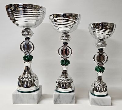 Pokal „Grünau“ im 3er-Set mit silberfarbener, gerillter Schale, rundem Emblemträger, grünem Zierelement im Mittelteil und wei
