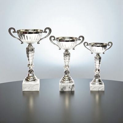 Pokal „Silverstar“ im 3er-Set mit silberfarbener Schale mit Henkel, strukturiertem Schaft, rundem Emblemträger und weißem Mar