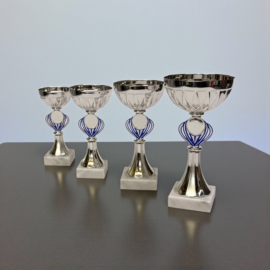 Pokal „Galatea“ im 4er-Set mit silberfarbener Metallschale, blauem Zierelement im Mittelteil, rundem Emblemträger und weißem 