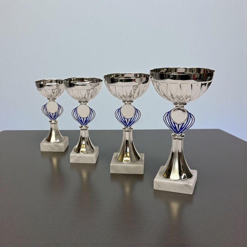 Pokal „Galatea“ im 4er-Set mit silberfarbener Metallschale, blauem Zierelement im Mittelteil, rundem Emblemträger und weißem 