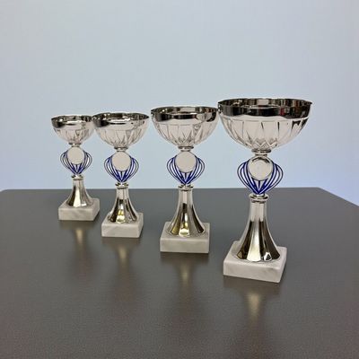 Pokal „Galatea“ im 4er-Set mit silberfarbener Metallschale, blauem Zierelement im Mittelteil, rundem Emblemträger und weißem 