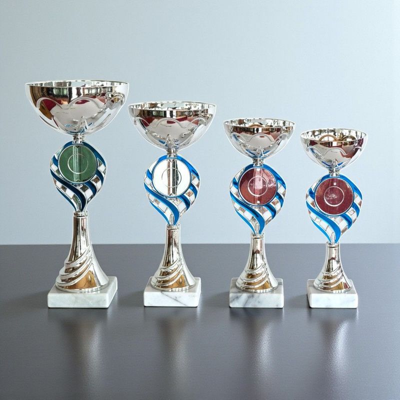 Pokal „Dione“ im 4er-Set mit silberfarbener Metallschale, geschwungenem blauem Zierelement im Mittelteil, rundem Emblemträger
