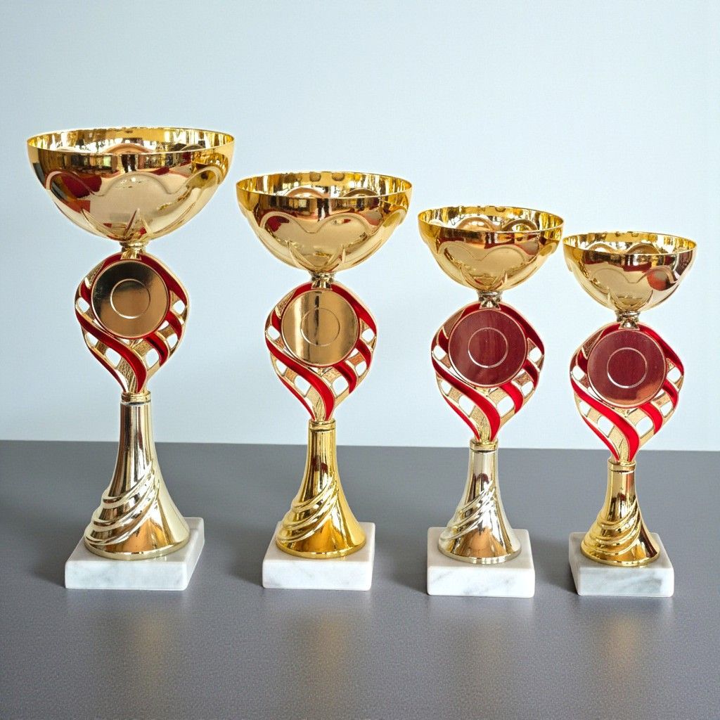 Pokal „Mimas“ im 4er-Set mit goldfarbener Metallschale, rotem geschwungenem Zierelement im Mittelteil, rundem Emblemträger un