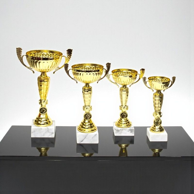 Pokal „Goldenstar“ im 4er-Set mit goldfarbenen Metallschalen mit Henkeln, klassischem Mittelteil mit Emblemträger und weißem 
