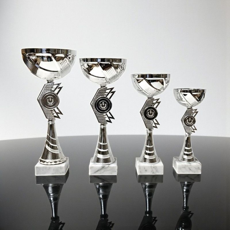 Pokal „Enterprise“ im 4er-Set mit silberfarbenen Metallschalen, modernem Mittelteil mit Emblemträger, schlankem Stiel und wei