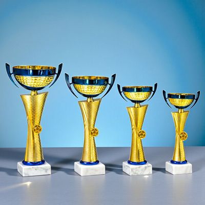 Pokal Pokalserie GERDA mit vier Pokalen in unterschiedlichen Höhen, strukturierte Schale mit seitlichen Griffen, schlanke Säule mit