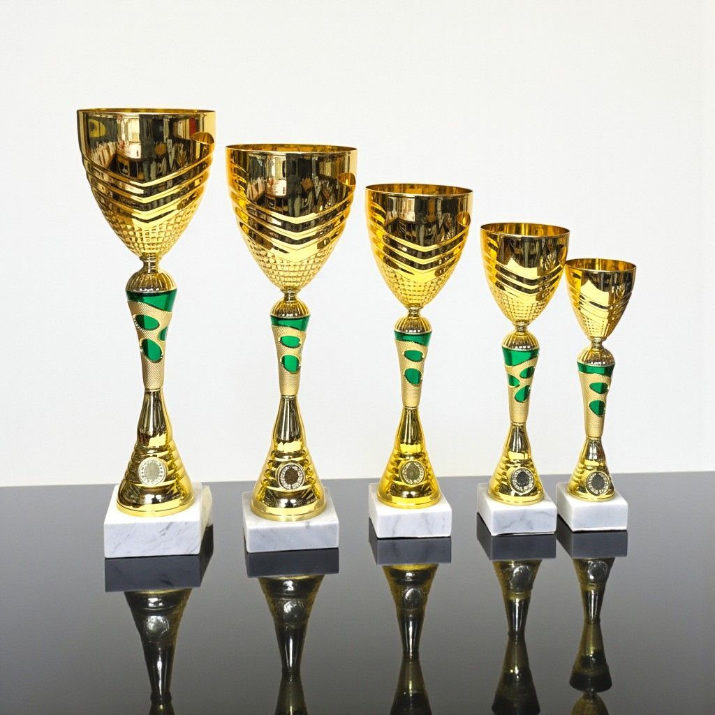 Pokalserie GANYMED mit fünf Pokalen in unterschiedlichen Höhen, strukturierte Kelchform, schlanke Säule mit grünen Zierelemen