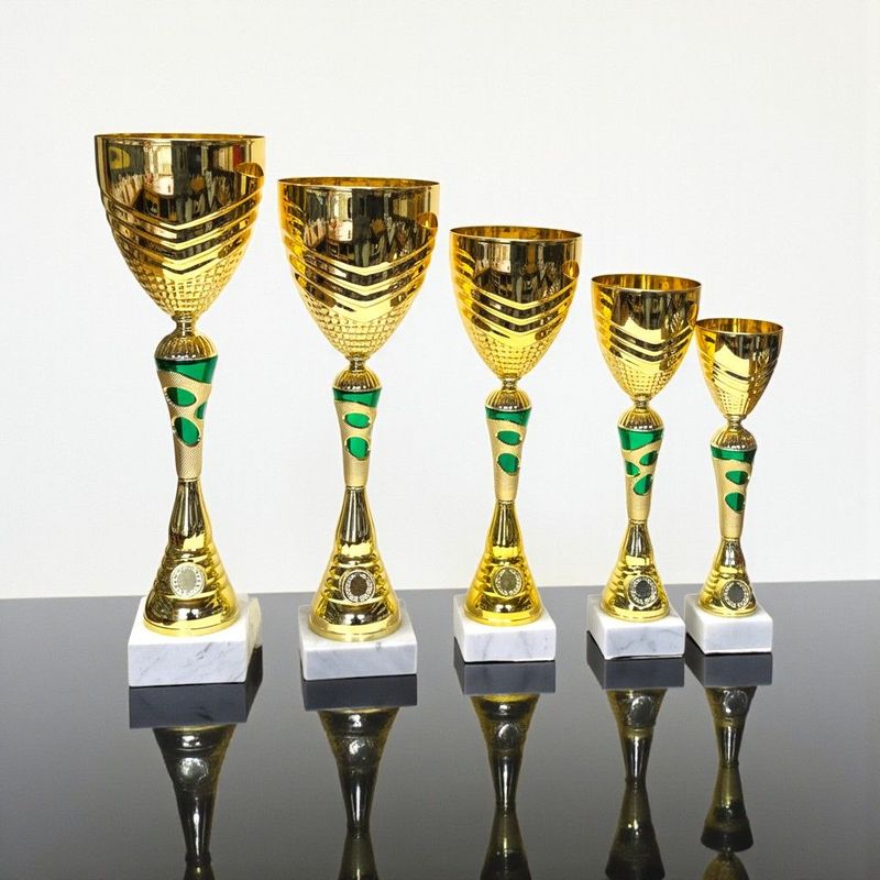 Pokalserie GANYMED mit fünf Pokalen in unterschiedlichen Höhen, strukturierte Kelchform, schlanke Säule mit grünen Zierelemen