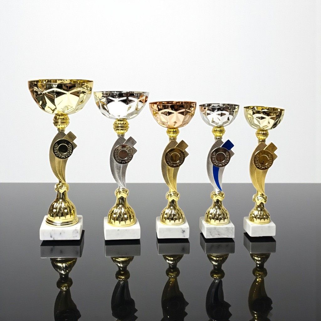 Pokalserie LEONIDAS mit fünf Pokalen in unterschiedlichen Höhen, facettierte Schale, geschwungene Säule mit rundem Mittelteil
