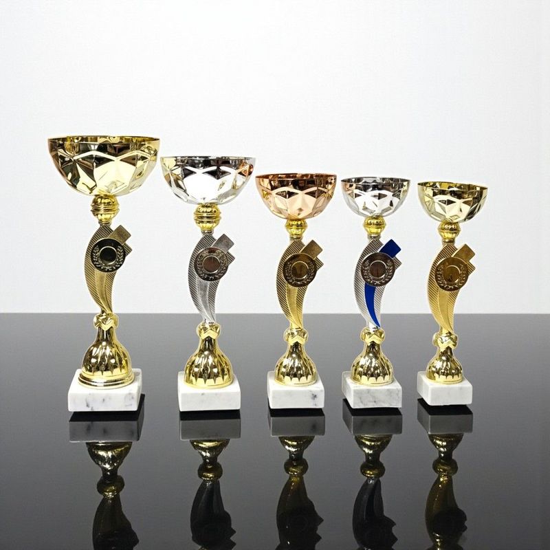 Pokalserie LEONIDAS mit fünf Pokalen in unterschiedlichen Höhen, facettierte Schale, geschwungene Säule mit rundem Mittelteil