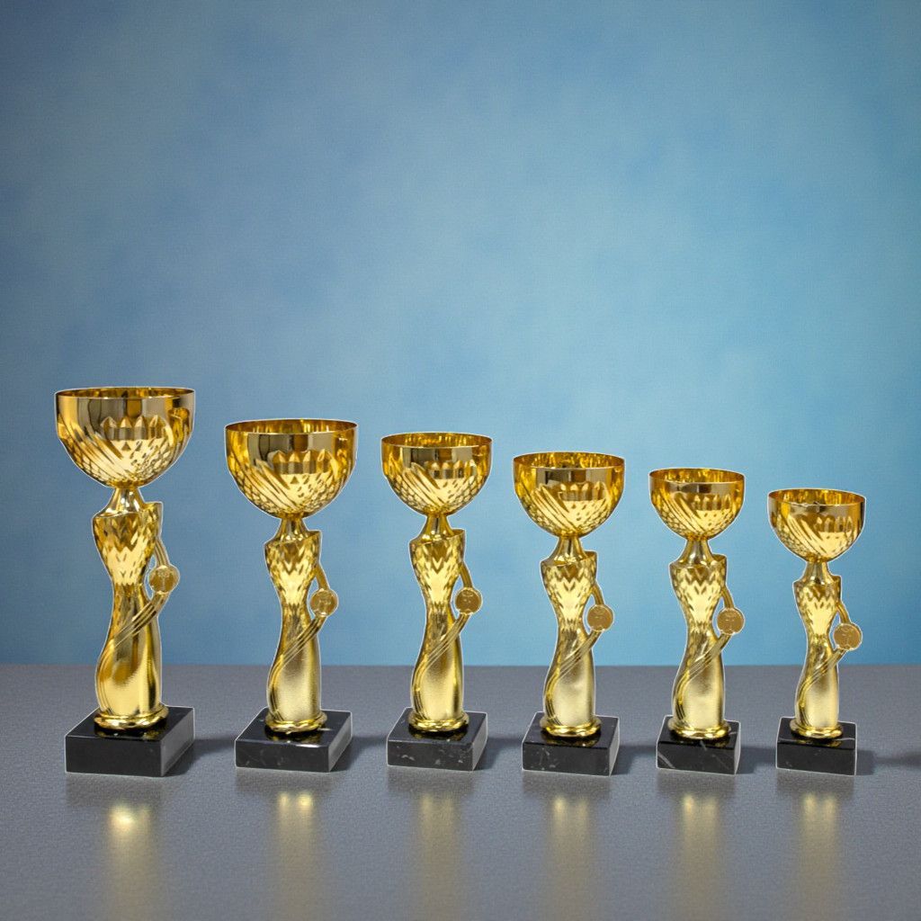Pokal-Set Sanny mit sechs goldfarbenen Pokalen in moderner Form, strukturierter Kelch mit dekorativem Mittelteil, abgestufte 