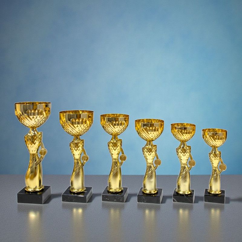 Pokal-Set Sanny mit sechs goldfarbenen Pokalen in moderner Form, strukturierter Kelch mit dekorativem Mittelteil, abgestufte 