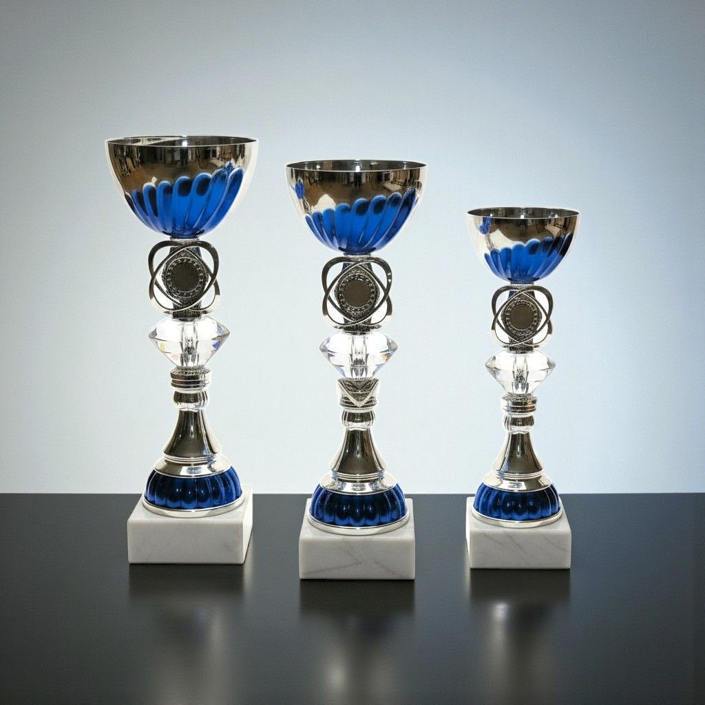 3er-Pokalserie „Blue Panther“ mit blauer Schale, silberfarbenem Korpus, Zierelement und hellem Marmorsockel