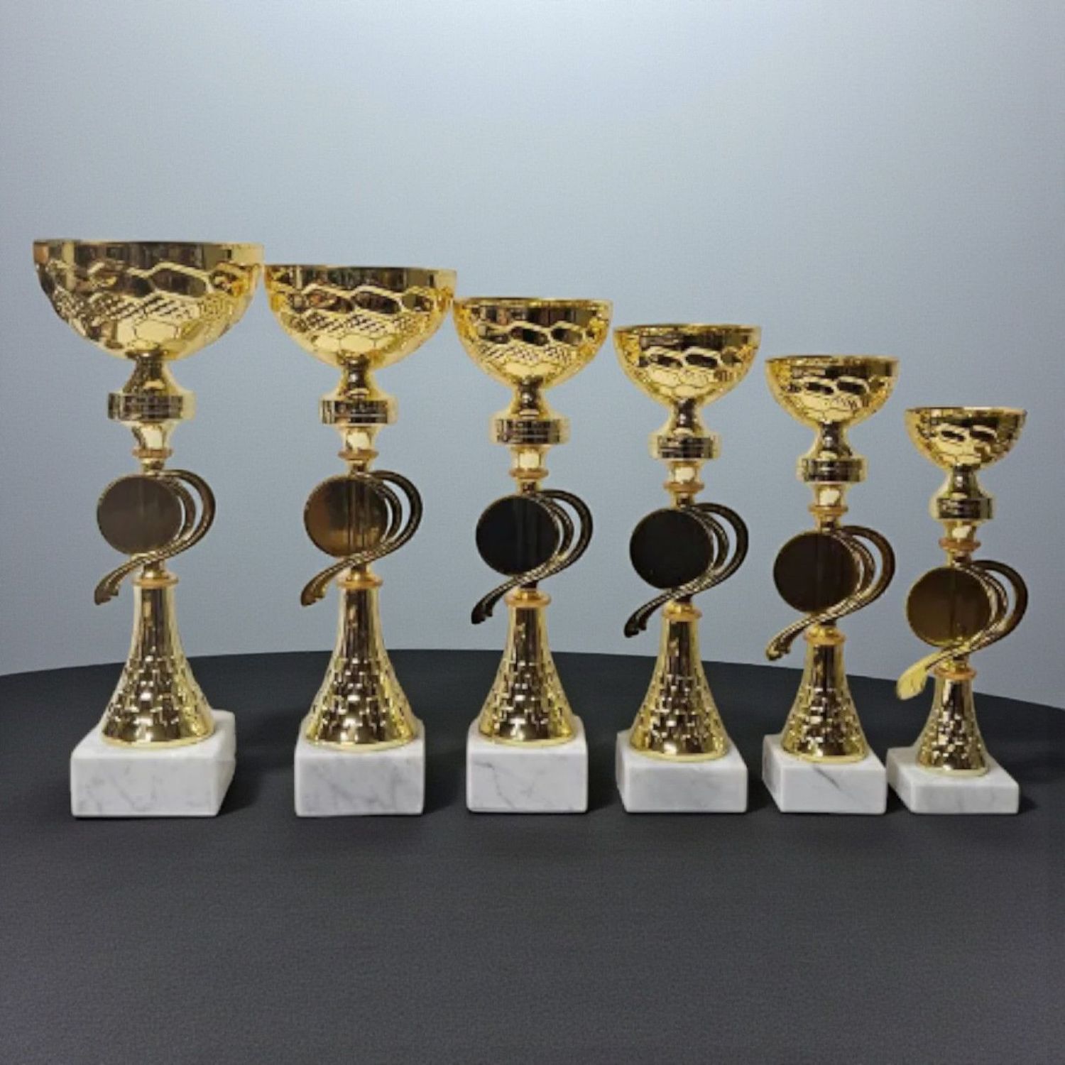 Goldfarbene Pokalserie Katharina mit strukturierter Schale, schwarzem Mittelteil und weißem Marmorsockel, 6 Größen