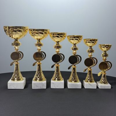 Goldfarbene Pokalserie Katharina mit strukturierter Schale, schwarzem Mittelteil und weißem Marmorsockel, 6 Größen