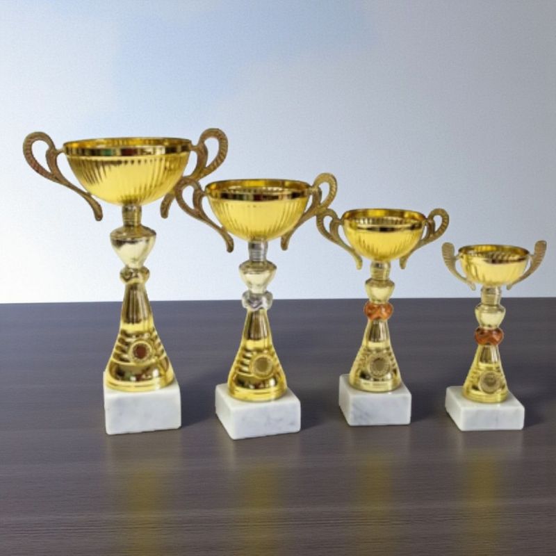 Henkelpokal Aurora mit klassischer Schale, seitlichen Henkeln und dekorativen Elementen in Gold-, Silber- und Bronzeoptik