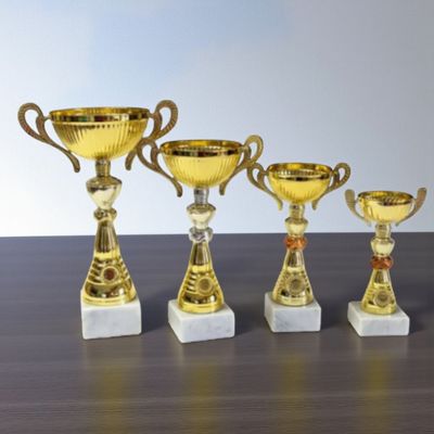 Pokal Set Henkelpokal Aurora mit klassischer Schale, seitlichen Henkeln und dekorativen Elementen in Gold-, Silber- und Bronzeoptik