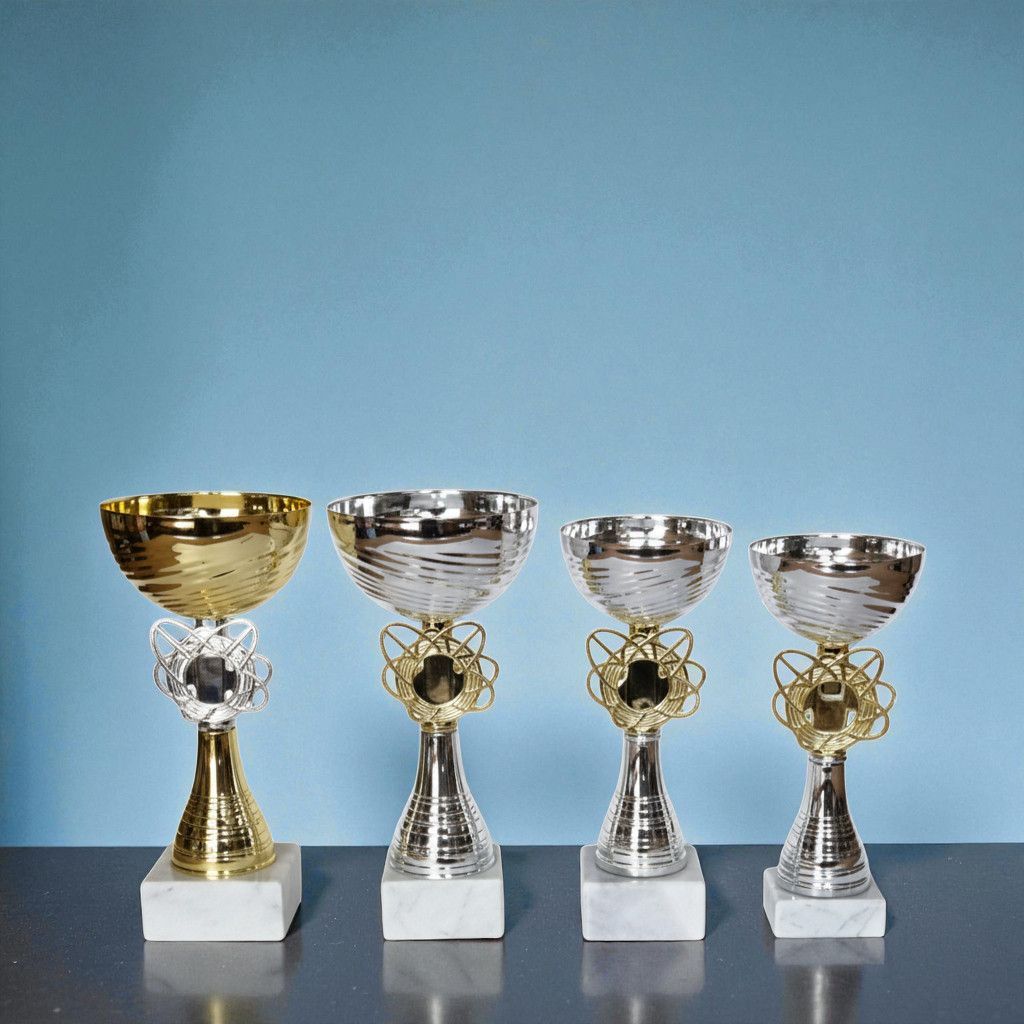 Vier Pokale Modell Emily mit silbernem und goldfarbenem Kelch, dekorativem Mittelteil und weißem Marmorsockel