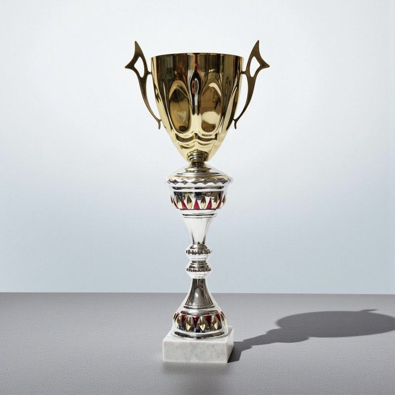 Großer Pokal mit Deckeloption, goldfarbener Kelch, silberner Schaft und weißem Carrara-Marmorsockel