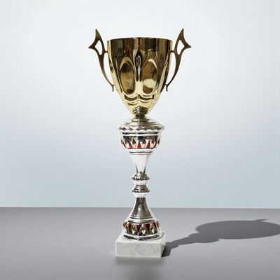 Großer Pokal mit Deckeloption, goldfarbener Kelch, silberner Schaft und weißem Carrara-Marmorsockel