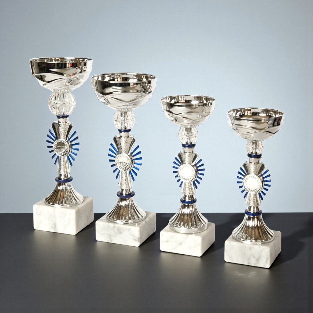 Pokal Set Vier Pokale der Serie Ebensee mit silbernem Kelch, blau-silbernem Emblemträger und weißem Marmorsockel