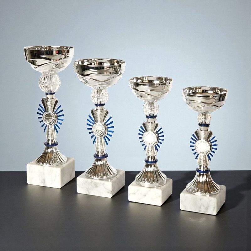 Vier Pokale der Serie Ebensee mit silbernem Kelch, blau-silbernem Emblemträger und weißem Marmorsockel