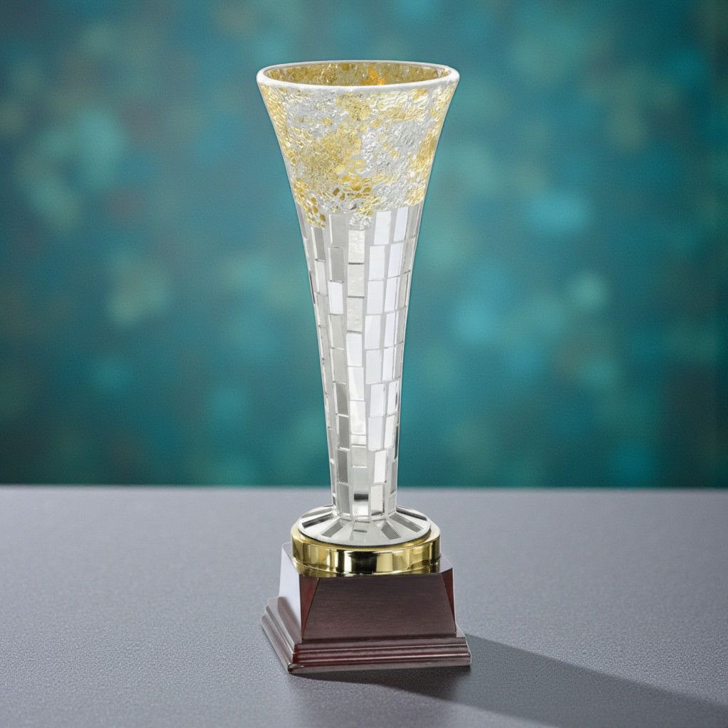 Hohe Glas-Trophäe im Muranostyle mit schlanker Glasform, Goldakzenten und dunklem Holzsockel