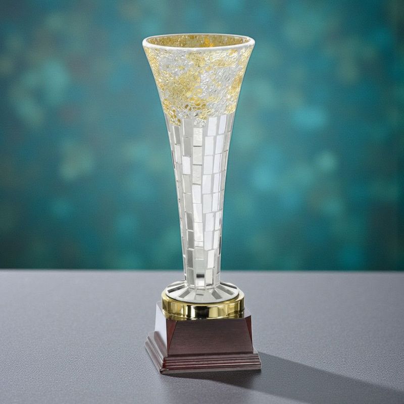 Hohe Glas-Trophäe im Muranostyle mit schlanker Glasform, Goldakzenten und dunklem Holzsockel