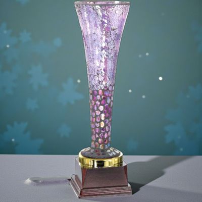Hohe Glas-Trophäe im Muranostyle mit violettem Mosaikglas und dunklem Holzsockel