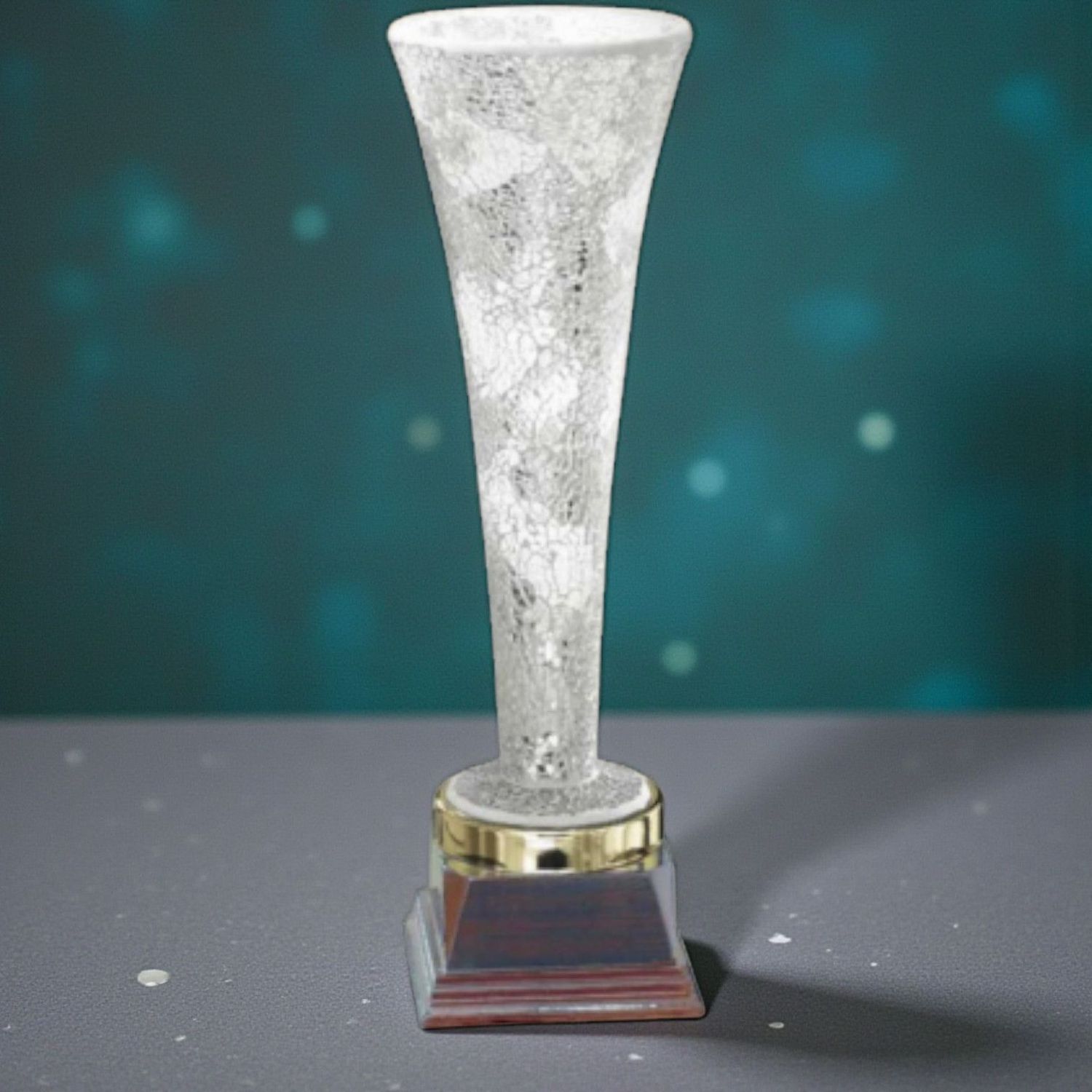 Glaspokal Glastrophäe im Muranostyle mit heller Glasstruktur, schlanker Kelchform und massivem Sockel