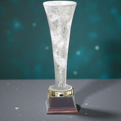 Glastrophäe im Muranostyle mit heller Glasstruktur, schlanker Kelchform und massivem Sockel