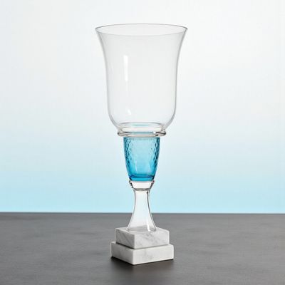 Glaspokal Pisa mit klarer Kelchform, blau eingefärbtem Glaselement und Marmorsockel