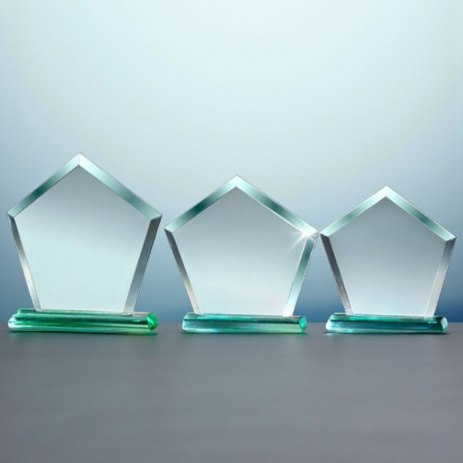 Jadeglastrophäe Jade-Glastrophäe Jade aus Vollglas mit klarer Kantenform, grün eingefärbtem Sockel und polierten Flächen