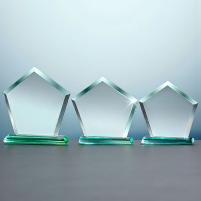 Jade-Glastrophäe Jade aus Vollglas mit klarer Kantenform, grün eingefärbtem Sockel und polierten Flächen