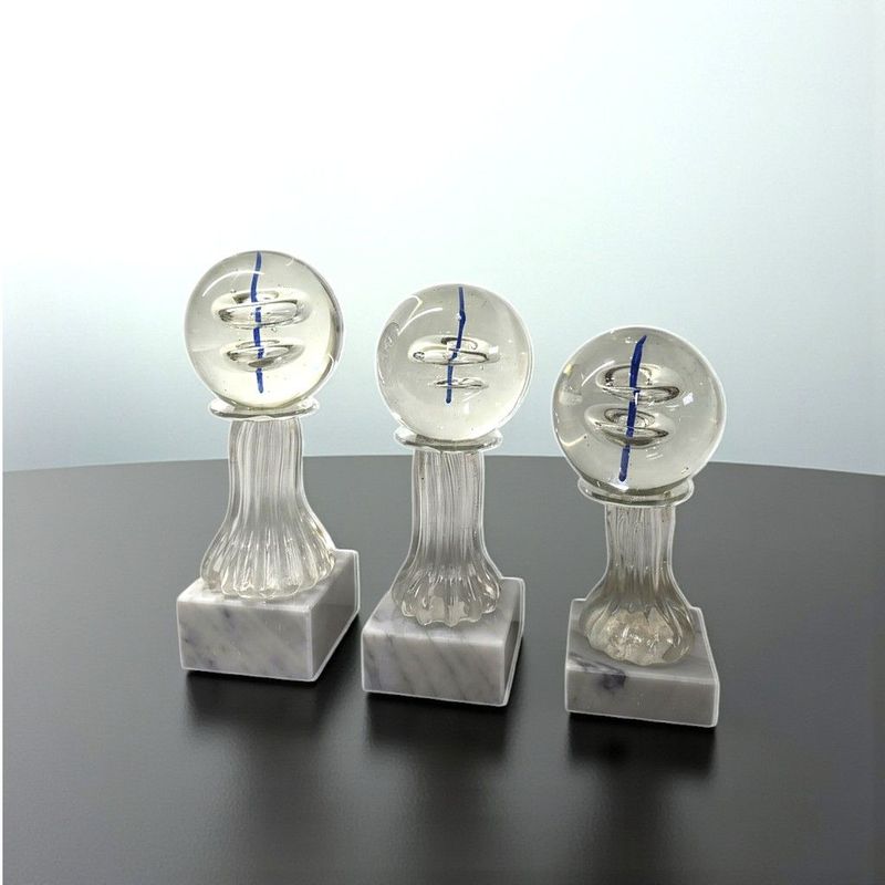 Glas-Traumkugeltrophäe Briana mit klarer Glaskugel, blauer Glaseinlage und weißem Marmorsockel