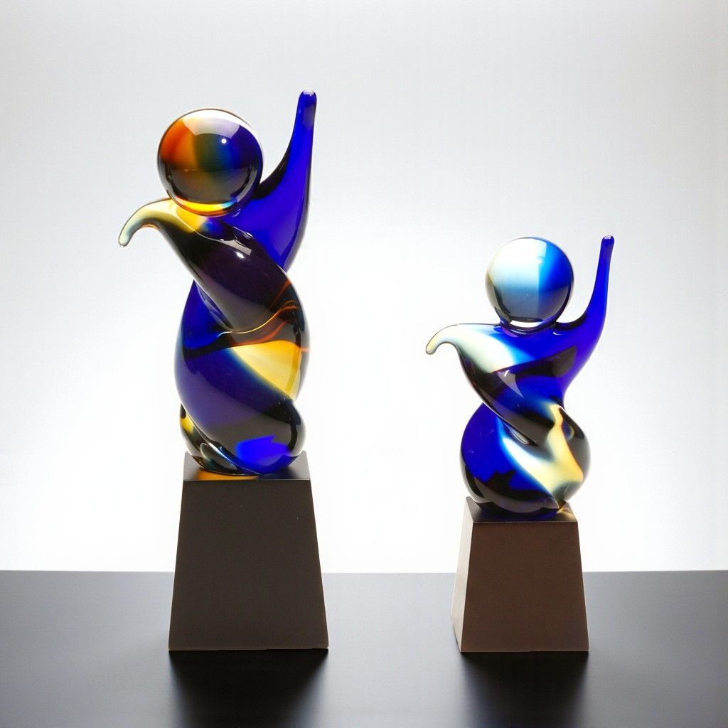 Glaskulptur Dancingstar mit abstrakter Tanzfigur aus Farbglas auf dunklem Holzsockel in zwei Größen