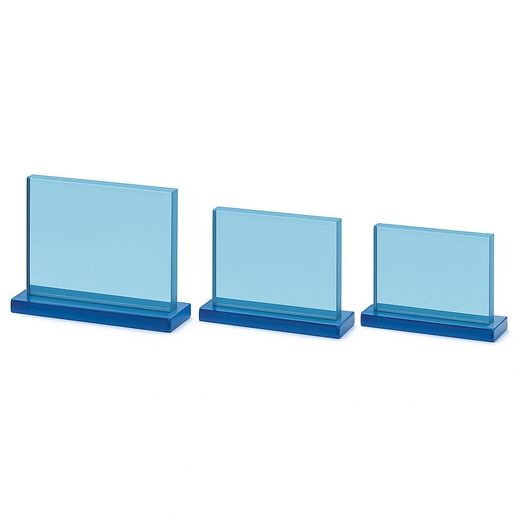 Glastrophäe Flachau aus blau getöntem Glas mit rechteckiger Form und passendem Glassockel in drei Größen