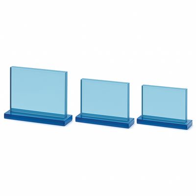 Glastrophy Glastrophäe Flachau aus blau getöntem Glas mit rechteckiger Form und passendem Glassockel in drei Größen