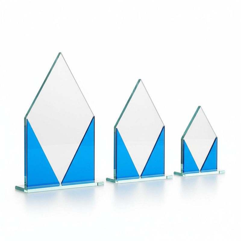 Glastrophäe Ramsau mit klarer Glasform, blauem Spiegelelement und passendem Glassockel in drei Größen