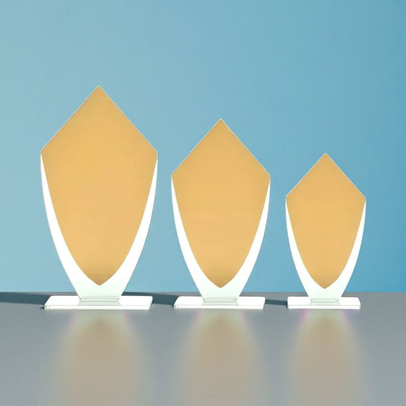 Glastrophäe Aurelia mit schildförmiger Glasform, goldfarbenem Spiegelelement und klarem Glassockel