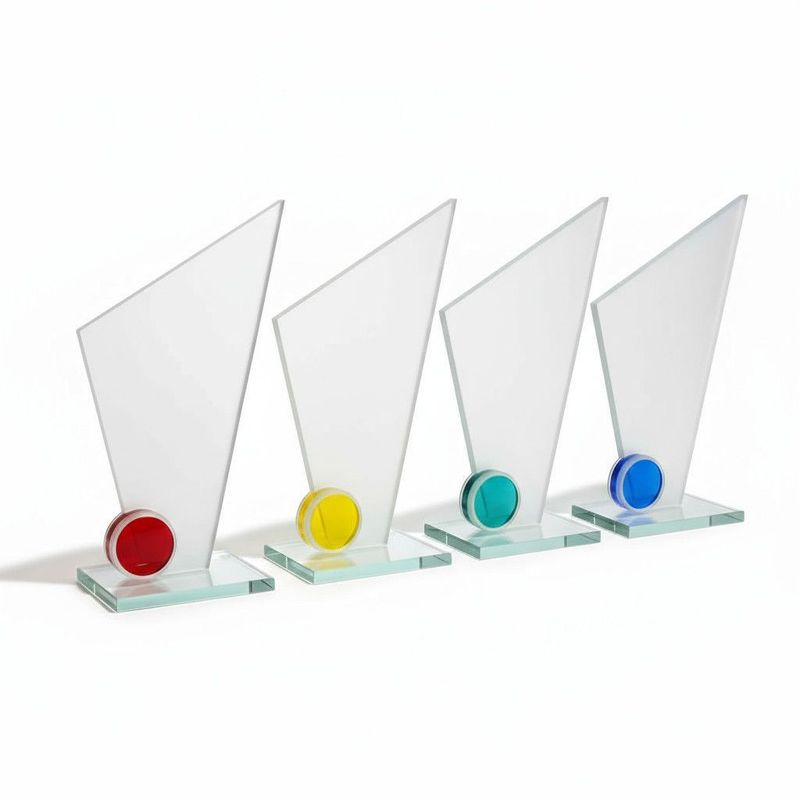 Glastrophäe Kiki mit schräger Glasform, farbiger Glasscheibe und klarem Glassockel in vier Farbvarianten