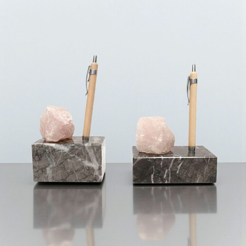 Pultaufsteller mit Rosenquarz auf Marmorsockel inklusive Kugelschreiber in zwei Größen