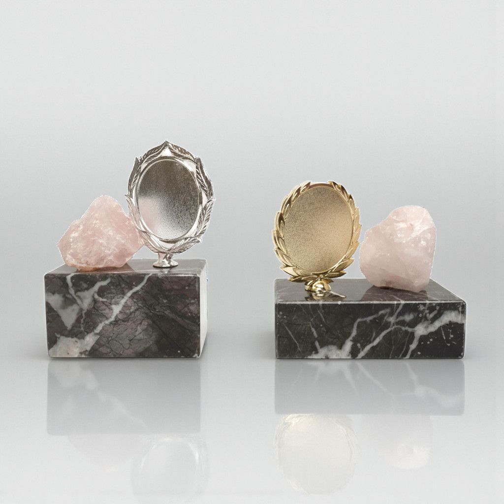 Trophy Rosenquarz, ab € 13,00 Trophäe mit Rosenquarz auf Marmorsockel und dekorativem Emblemhalter in Silber oder Gold