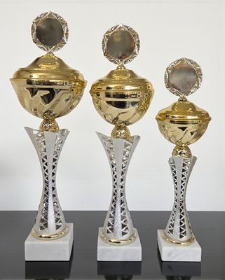 Pokal Pokal Milli, 3er-Serie, goldfarbene Schale mit Deckel, offenes Design-Mittelteil, Marmorsockel