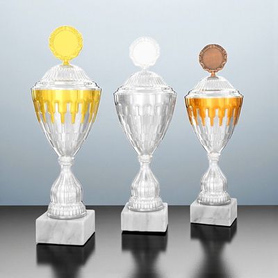 Pokal Ashley, 3er-Serie, transparenter Pokal mit farbigen Akzenten, Deckel, Marmorsockel